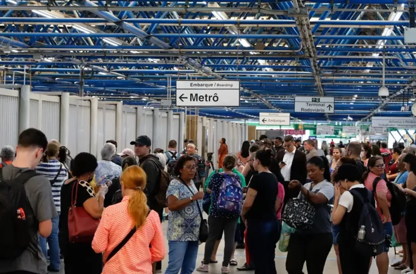 Linha 1-Azul do Metrô volta a operar após alagamento causado por forte tempestade na última sexta-feira