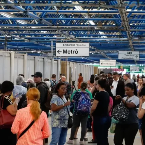 Linha 1-Azul do Metrô volta a operar após alagamento causado por forte tempestade na última sexta-feira