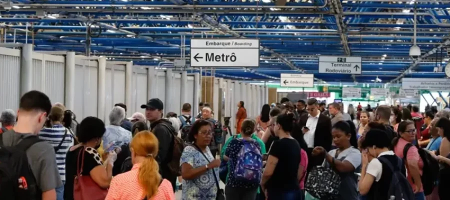 Linha 1-Azul do Metrô volta a operar após alagamento causado por forte tempestade na última sexta-feira
